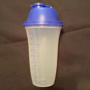 Tupperware Quick Shake & Pour 2 cups with pour lid